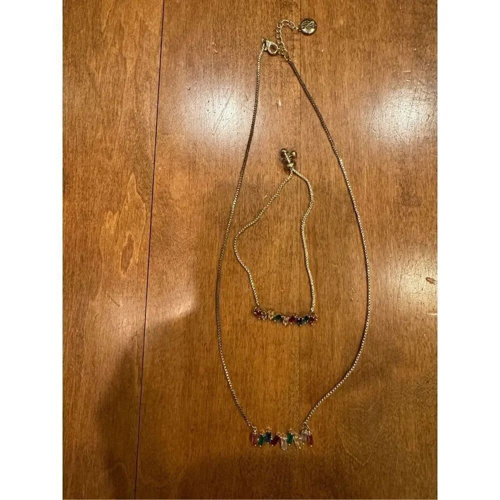 Woman’s plunder design necklace with matching bracelet